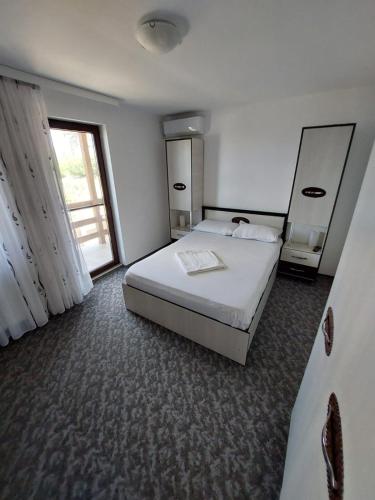 Double Room with Balcony image 5