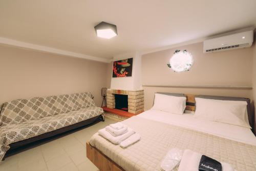 1 queen bed, 2 twin beds, 1 sofa bed