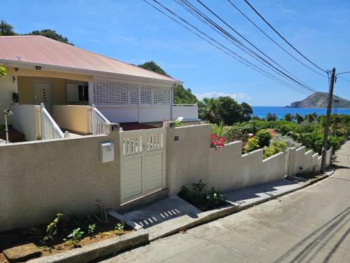 Фасада на хотела, Villa Célyote - Haut de villa, vue mer, à 150m de la plage Anse Figuier (Villa Celyote - Haut de villa, vue mer, a 150m de la plage Anse Figuier) in Terre-de-Haut