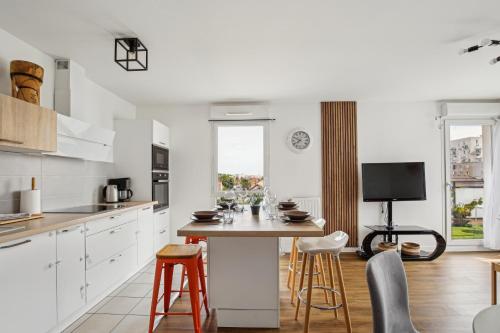 Зручності, Chic and comfortable apart with parking and balcony in Безон