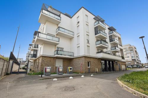 Зовнішній вигляд готелю, Chic and comfortable apart with parking and balcony in Безон