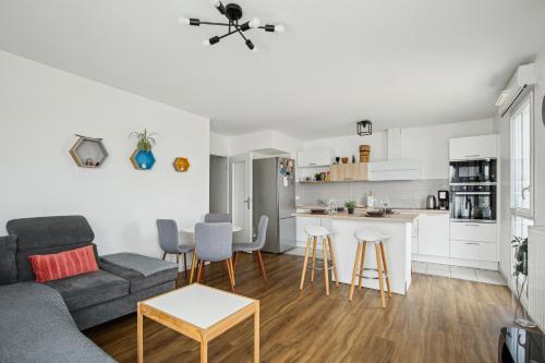 Зручності, Chic and comfortable apart with parking and balcony in Безон