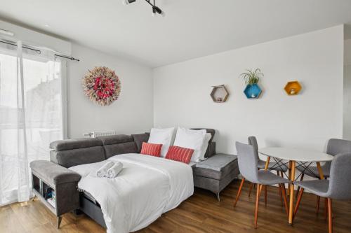 Chic and comfortable apart with parking and balcony in Безон