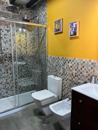 Zuhanyzó, Casa de Calaza in Monfero