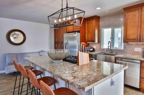 Home near zoo and beach with King Suite, spa tub, canyon deck, EV in San Diego, USA