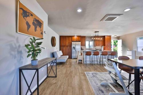 Home near zoo and beach with King Suite, spa tub, canyon deck, EV in San Diego, USA