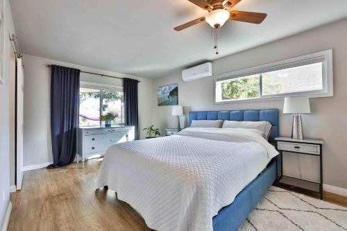Home near zoo and beach with King Suite, spa tub, canyon deck, EV in San Diego, USA