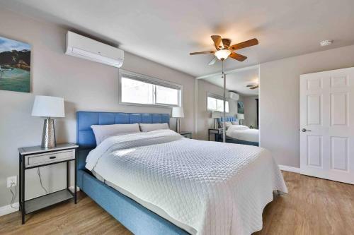 Home near zoo and beach with King Suite, spa tub, canyon deck, EV in San Diego, USA