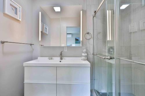 Home near zoo and beach with King Suite, spa tub, canyon deck, EV in San Diego, USA