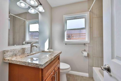 Home near zoo and beach with King Suite, spa tub, canyon deck, EV in San Diego, USA