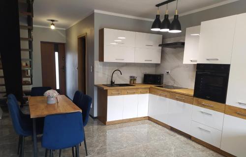 virtuve, Apartamenty LilaRóż (Apartamenty LilaRoz) in Wielkie Leźno