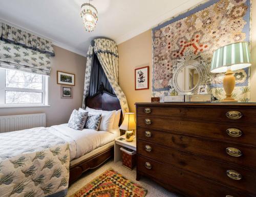 3 bedroom Apartment on Portobello Road in Notting Hill, Лондон