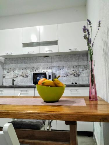 Violeta - Studio apartman - 50 m from the beach in Okrug Gornji