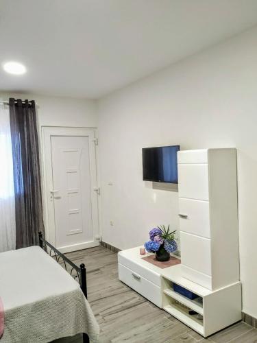 Violeta - Studio apartman - 50 m from the beach in Okrug Gornji