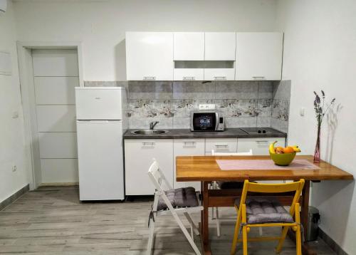 Violeta - Studio apartman - 50 m from the beach in Okrug Gornji