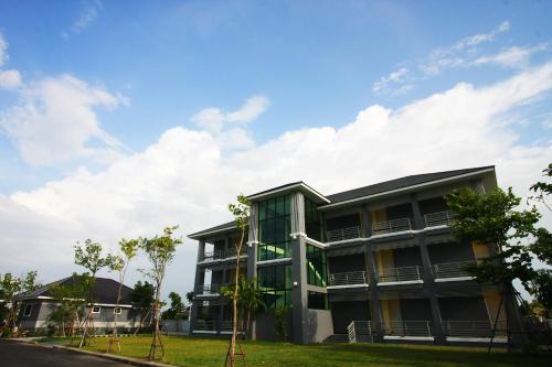 Exterior view, Rongsang Resort near Celadon Kiln Site Study and Conservation Centre (Thuriang Kiln)
