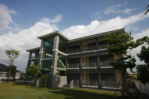 Exterior view, Rongsang Resort near Celadon Kiln Site Study and Conservation Centre (Thuriang Kiln)