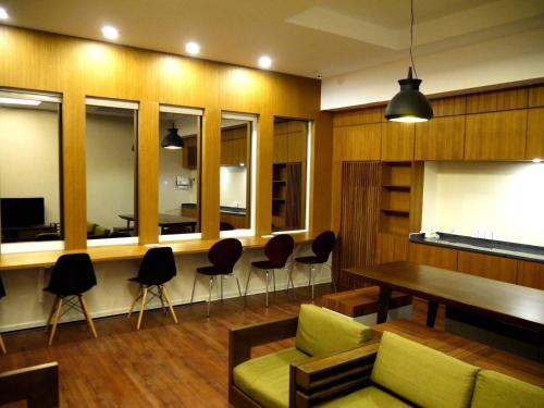 Shared lounge/TV area, YAMA HOTEL & ROOFTOP BAR near Kyaik-Khauk Paya