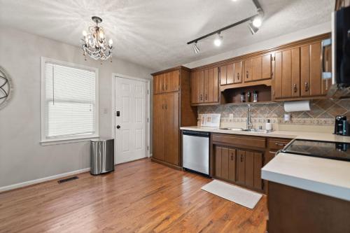 5 Minutes from Hospitals and UK! in Hill N Dale