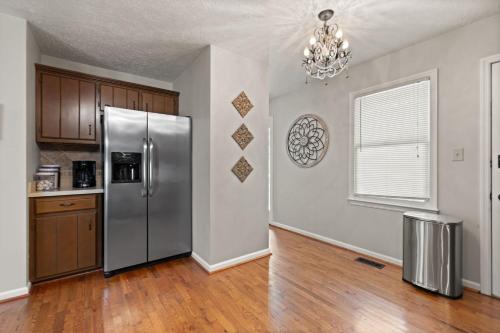 5 Minutes from Hospitals and UK! in Hill N Dale