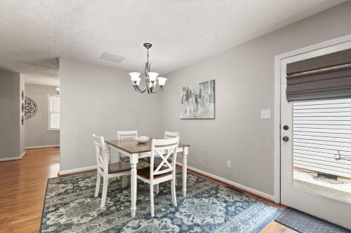 5 Minutes from Hospitals and UK! in Hill N Dale