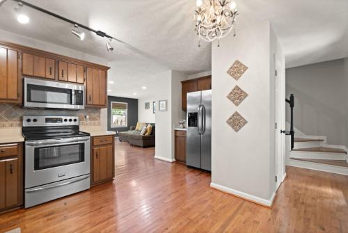 5 Minutes from Hospitals and UK! in Hill N Dale