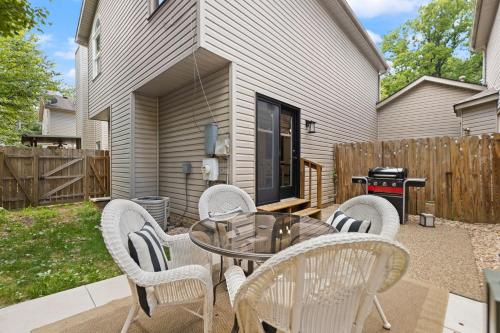 5 Minutes from Hospitals and UK! in Hill N Dale