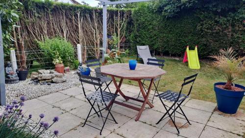 SPA Familial, Zen Zone Jacuzzi & Jardin, Jeux & Cheminée (SPA Familial, Zen Zone Jacuzzi & Jardin, Jeux & Cheminee) in บูร์ฌเทอรูลด์-แอ็งเฟรอวิล