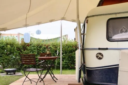 Oma Edda - Glamping in kultigem Wohnwagen auf Camping Seeblick in Neustadt in Holstein, Deutschland