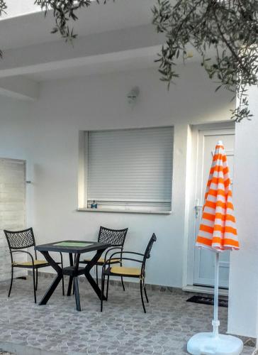 Violeta - Studio apartman - 50 m from the beach in Okrug Gornji