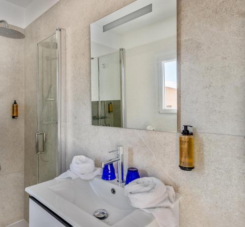 Confort Double Room with Partial Seaview (third floor)