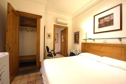 Small Double Room with Internal View  image 3