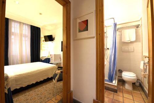 Small Double Room with Internal View  image 4