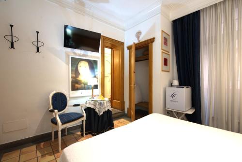 Small Double Room with Internal View  image 6