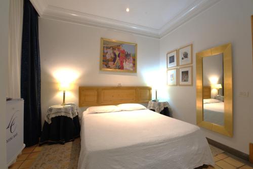 Small Double Room with Internal View  image 5
