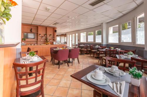 Ресторан, HOTEL  L'EAUBONNE in Обон