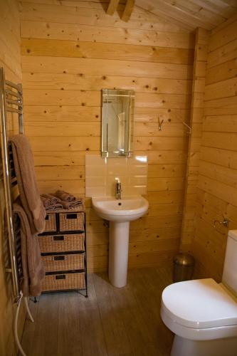 Baño, The Log Cabin Sussex in Uckfield