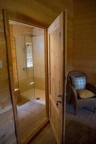 Baño, The Log Cabin Sussex in Uckfield