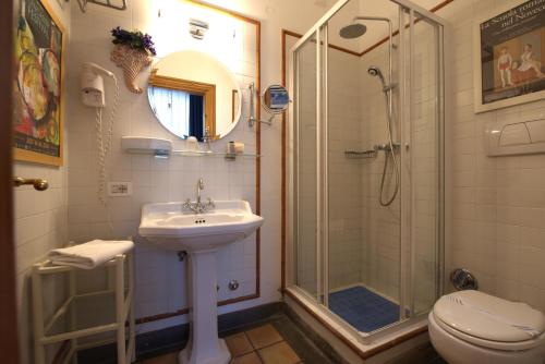 Double or Twin Room image 6