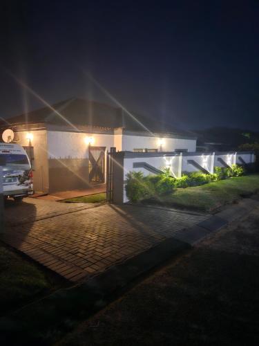 Buffalo guest lodge in Dwarsloop
