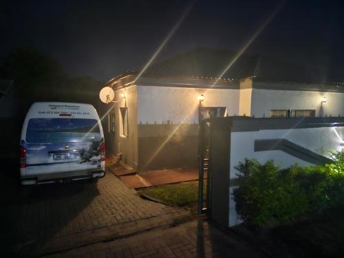 Buffalo guest lodge in Dwarsloop