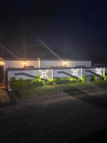 Buffalo guest lodge in Dwarsloop