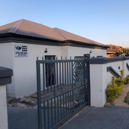 Buffalo guest lodge in Dwarsloop