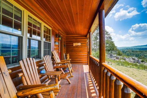 Secluded Mountain Cabin in Wardensville! in นิวมาร์เก็ต (VA)