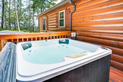 Secluded Mountain Cabin in Wardensville! in นิวมาร์เก็ต (VA)