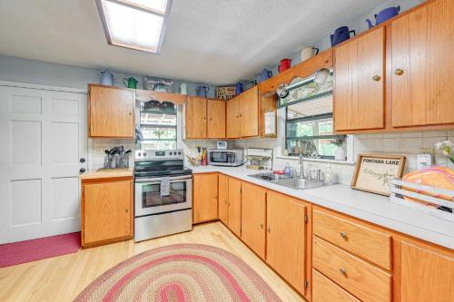 Bryson City Home with Deck about 1 Mi to Fontana Lake in Bryson City, USA