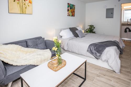 King Luxury 1Bedroom With pool & gym minutes from all attractions