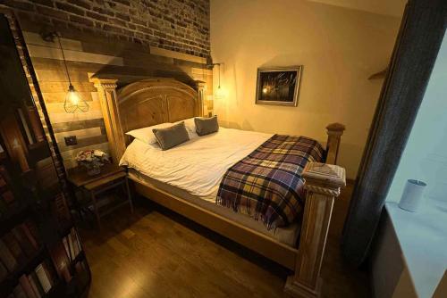 The Potted Pineapple in Chapel of Garioch