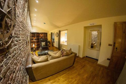 The Potted Pineapple in Chapel of Garioch