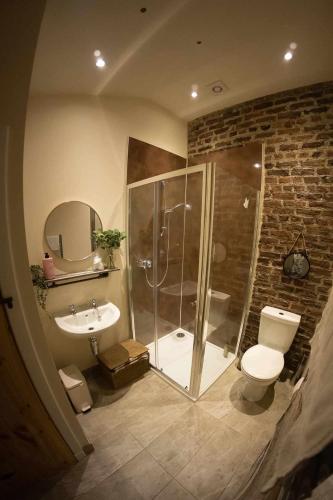 Zuhanyzó, The Potted Pineapple in Chapel of Garioch